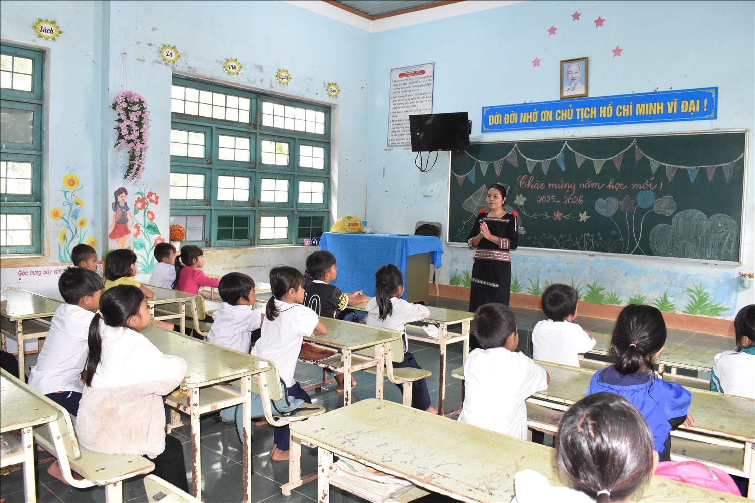 Cô trò tại lớp học tại điểm Trường số 2 thôn Đăk Rao Lớn, xã Đăk Tô, tỉnh Quảng Ngãi. Cô trò tại lớp học tại điểm Trường số 2 thôn Đăk Rao Lớn, xã Đăk Tô, tỉnh Quảng Ngãi.