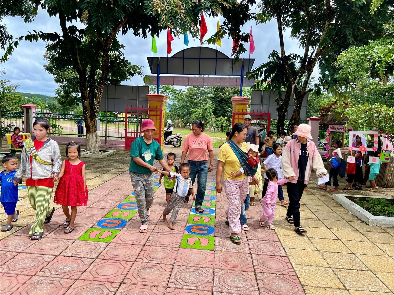 Phụ huynh đưa trẻ đến lớp đầu năm học mới tại Trường Mầm non Pô Kô. Phụ huynh đưa trẻ đến lớp đầu năm học mới tại Trường Mầm non Pô Kô.