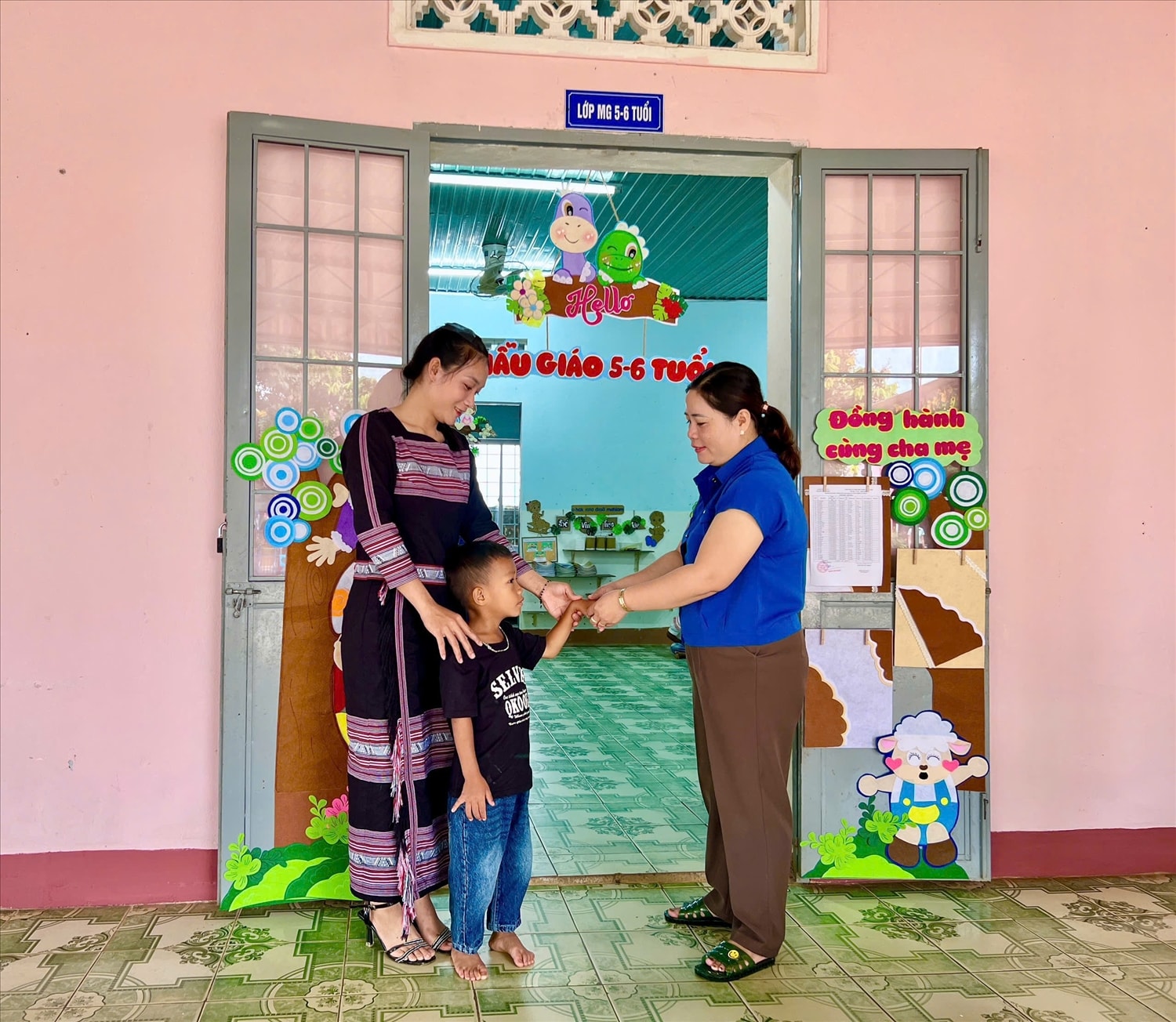 Cô Y Xíu, giáo viên chủ nhiệm lớp mẫu giáo ghép 3, 4, 5 tuổi đón học sinh vào lớp học (tại điểm thôn Kon Tu Pêng, Trường Mầm non Pô Kô, xã Đăk Tô). Cô Y Xíu, giáo viên chủ nhiệm lớp mẫu giáo ghép 3, 4, 5 tuổi đón học sinh vào lớp học (tại điểm thôn Kon Tu Pêng, Trường Mầm non Pô Kô, xã Đăk Tô).