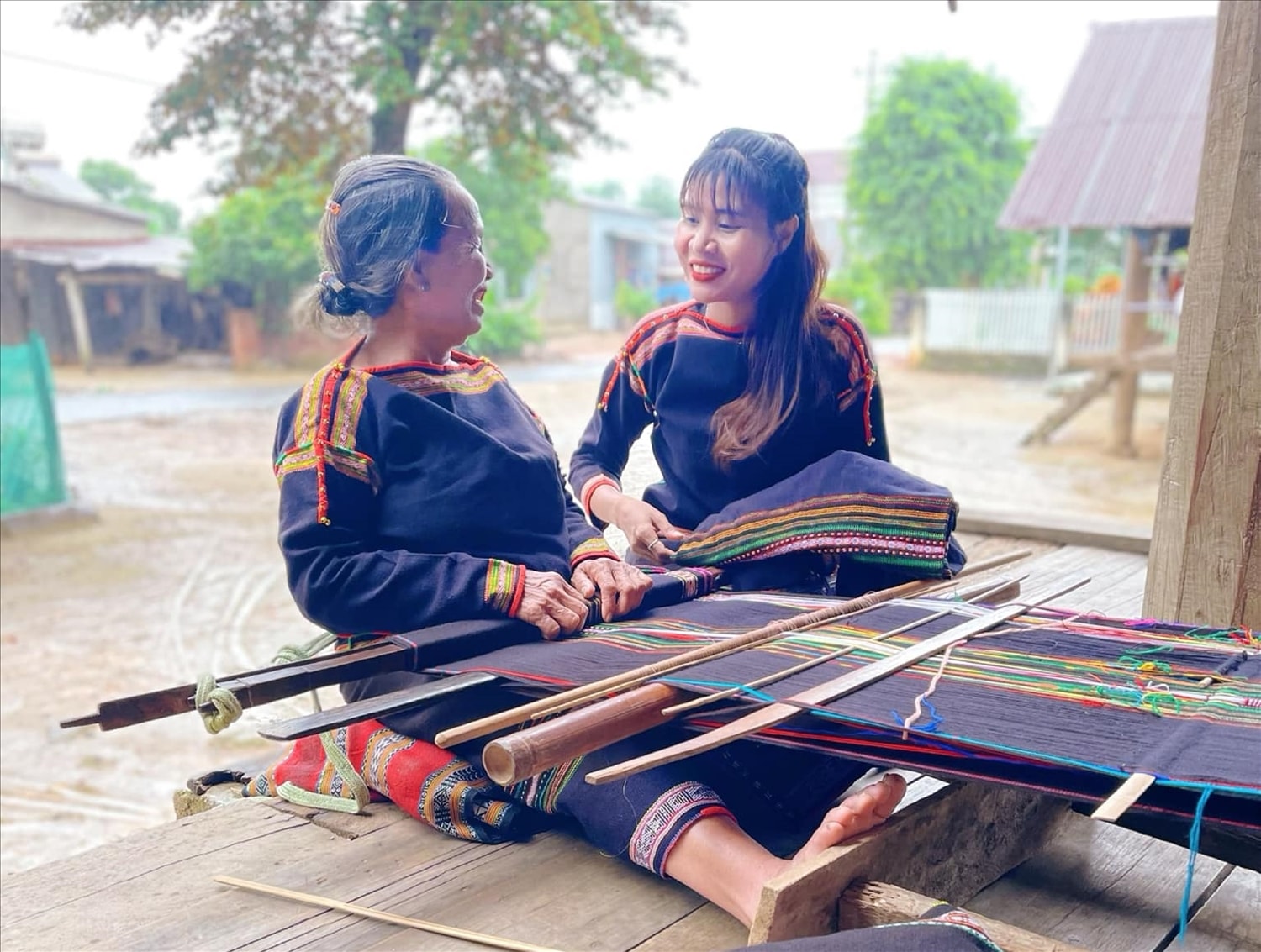 Đồng bào M'nông gìn giữ nghề dệt thổ cẩm truyền thống