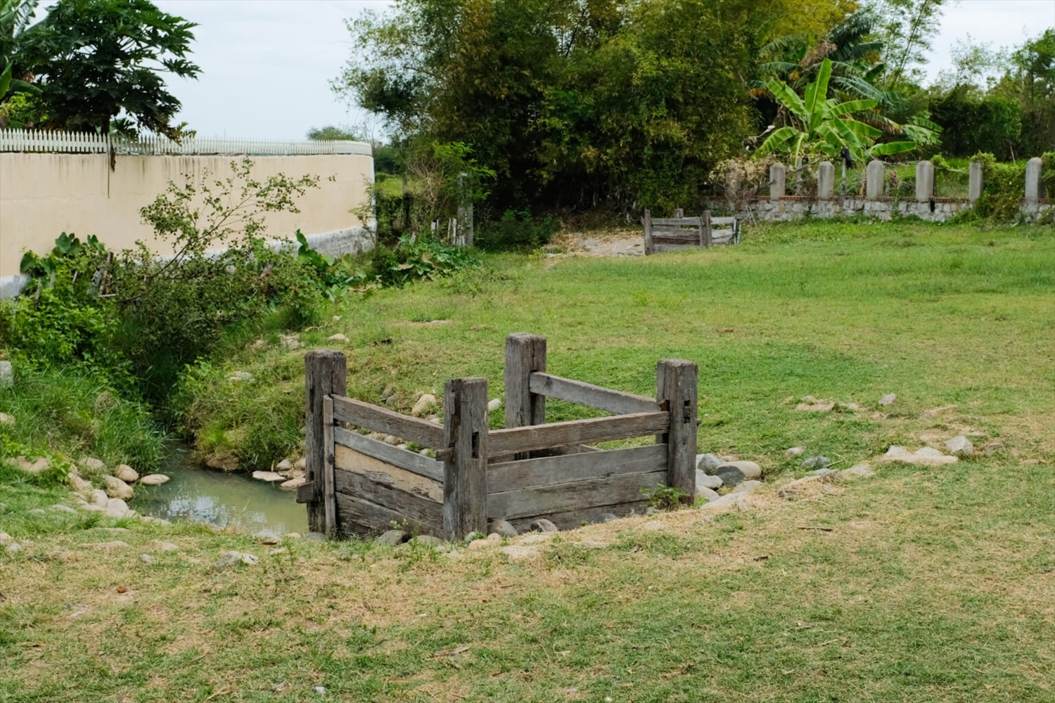 Giếng cổ làng Thành Tín, xã Ninh Phước, tỉnh Khánh Hòa có rào chắn bằng thanh gỗ vuông. Ảnh: Tư liệu.