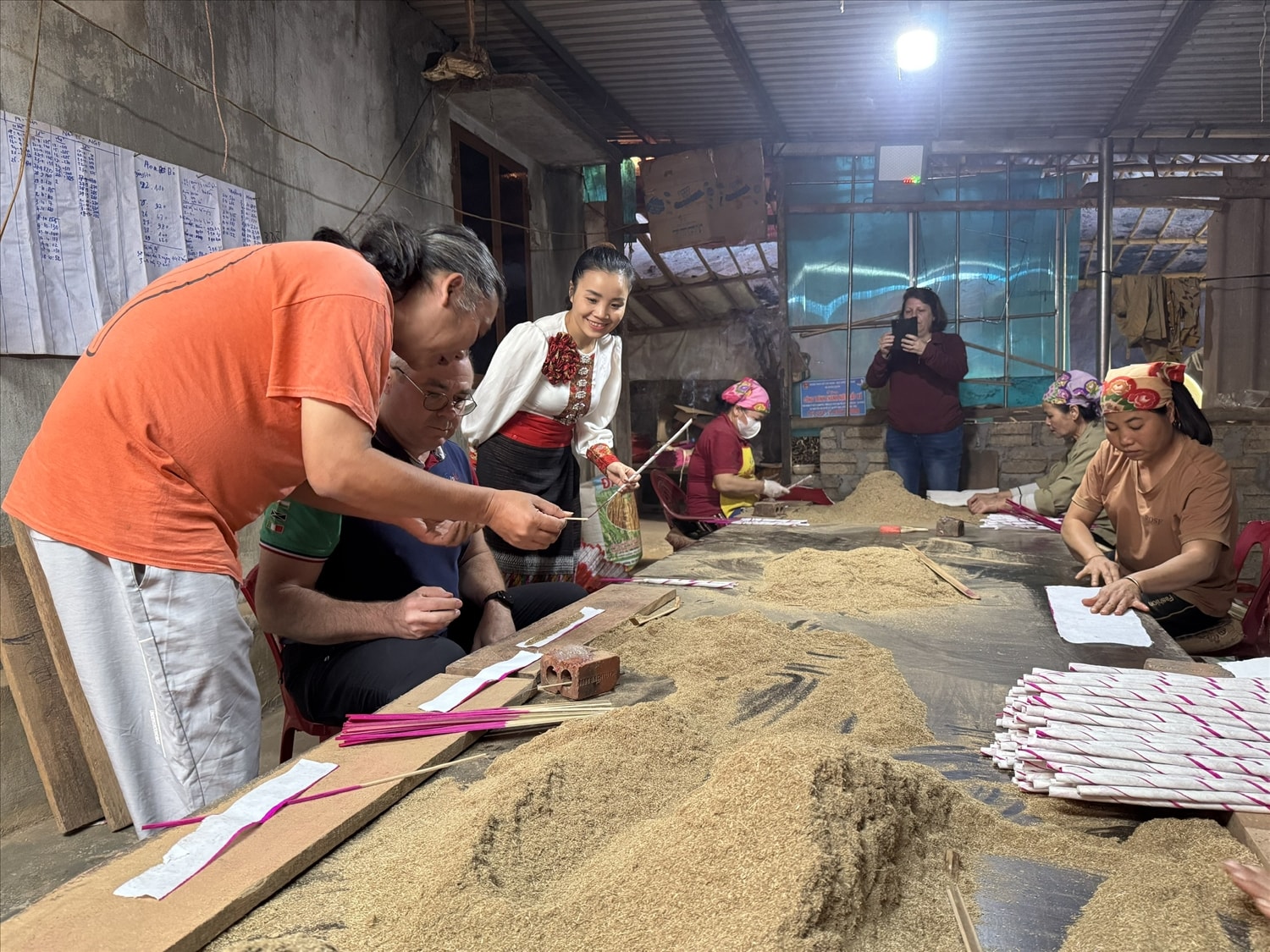 Du khách nước ngoài trải nghiệm nghề làm hương tại cơ sở sản xuất hương trầm Quỳ Châu Hoành Kiều - Ảnh: T.H Du khách nước ngoài trải nghiệm nghề làm hương tại cơ sở sản xuất hương trầm Quỳ Châu Hoành Kiều - Ảnh: T.H
