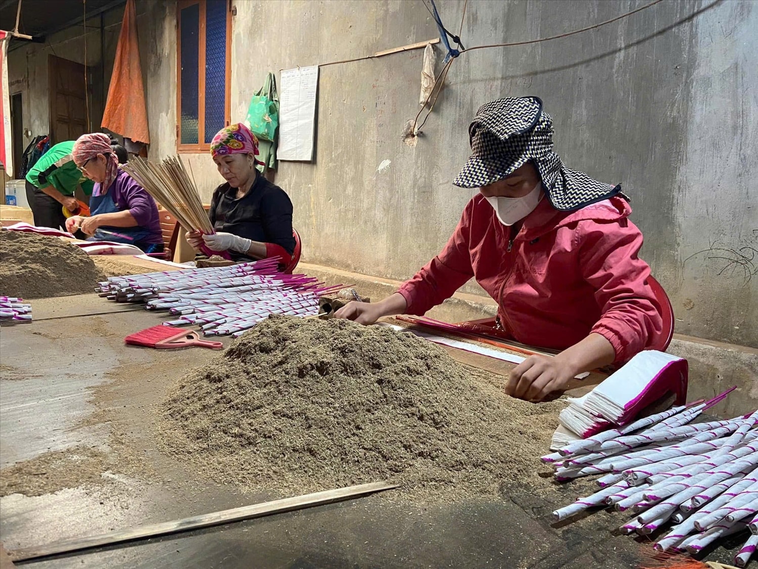 Cơ sở sản xuất hương trầm Hoành Kiều thu hút 8 lao động thường xuyên - Ảnh: T.H Cơ sở sản xuất hương trầm Hoành Kiều thu hút 8 lao động thường xuyên - Ảnh: T.H