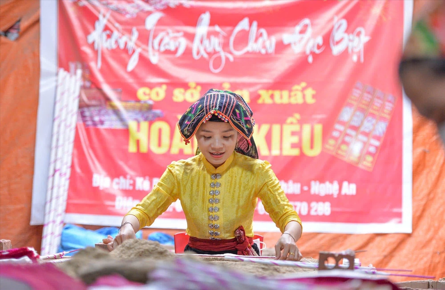 Lương Thị Nga trình diễn cuốn hương trầm trong trang phục truyền thống của người Thái - Ảnh: L.N Lương Thị Nga trình diễn cuốn hương trầm trong trang phục truyền thống của người Thái - Ảnh: L.N