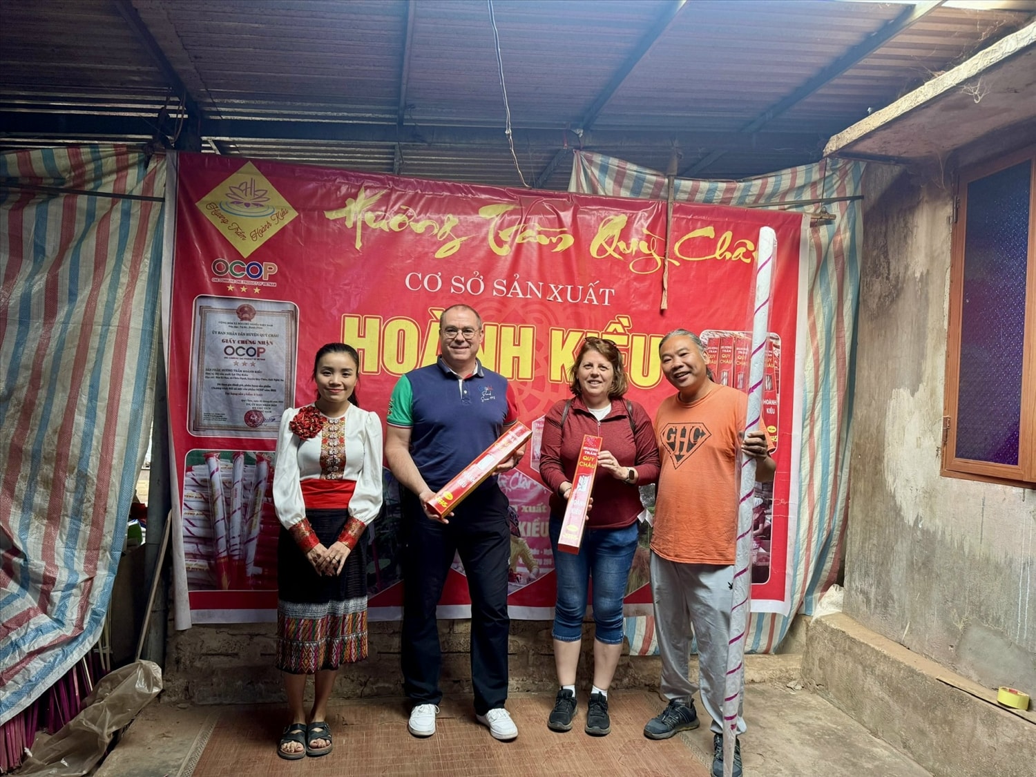 Và chụp ảnh lưu niệm - Ảnh: T.H Và chụp ảnh lưu niệm - Ảnh: T.H