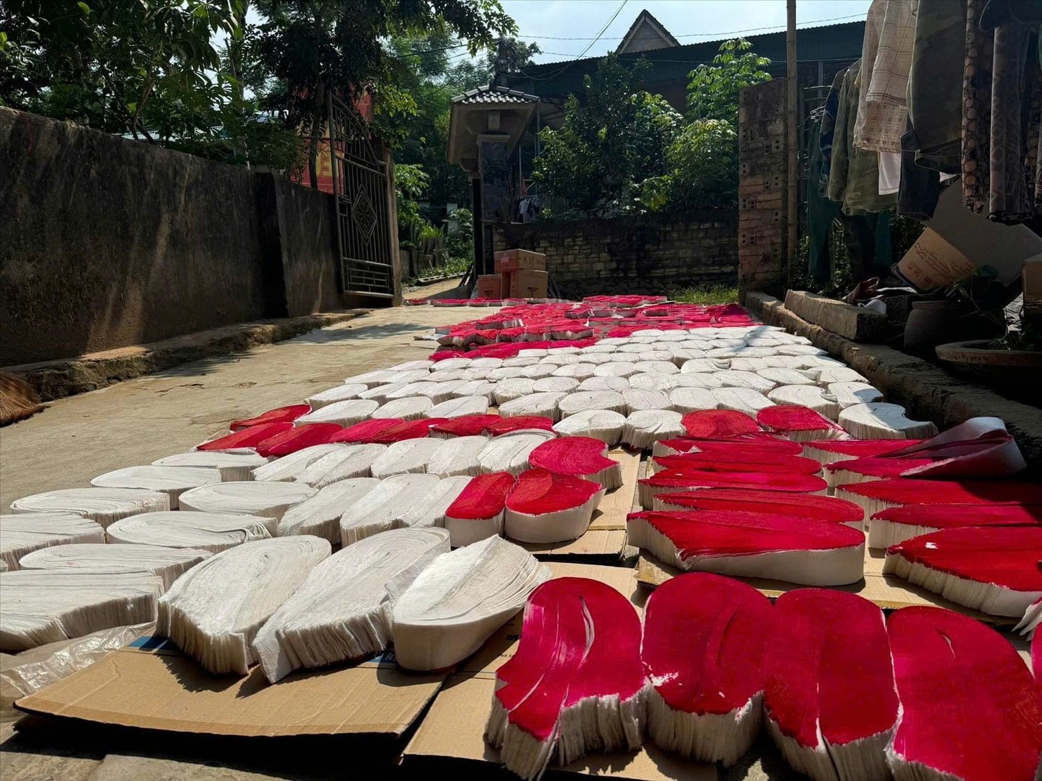 Giấy cuốn hương trầm cũng được nhuộm và phơi khô - Ảnh: T.H Giấy cuốn hương trầm cũng được nhuộm và phơi khô - Ảnh: T.H