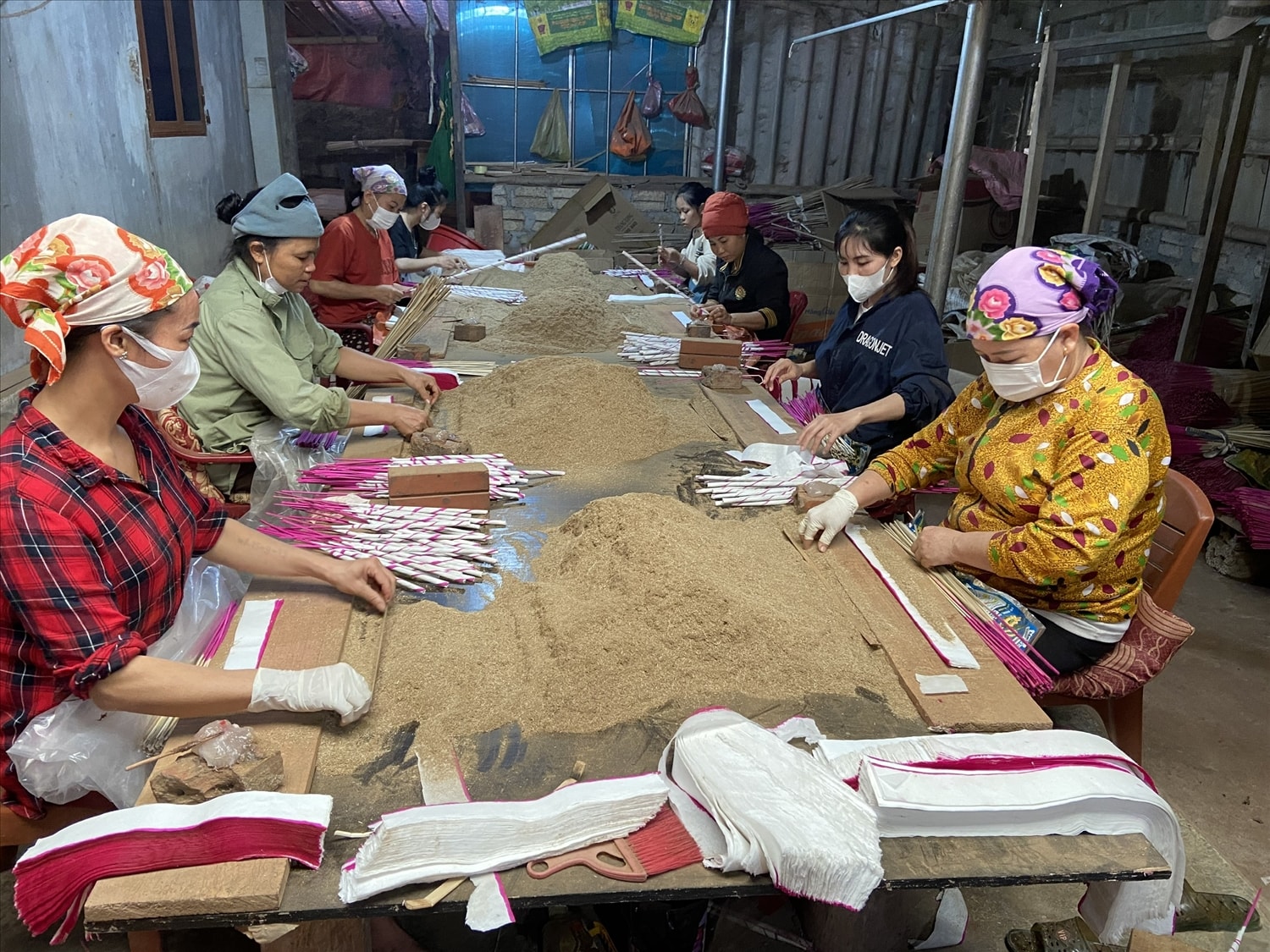 Nghề làm hương đòi hỏi sự tỉ mỉ, cẩn thận - Ảnh: T.H Nghề làm hương đòi hỏi sự tỉ mỉ, cẩn thận - Ảnh: T.H