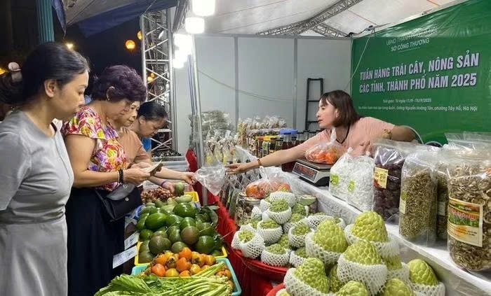Tuần hàng thu hút đông đảo khách hàng tham quan, mua sắm. Ảnh:ITN