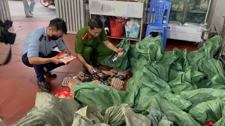 Đây là loại thực phẩm phổ biến tại các quán vỉa hè, thường được gọi là “lạp xưởng Hà Khẩu nướng đá”. Đây là loại thực phẩm phổ biến tại các quán vỉa hè, thường được gọi là “lạp xưởng Hà Khẩu nướng đá”.