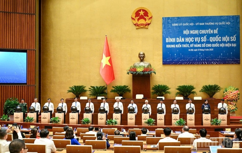 Tổng Bí thư Tô Lâm, Thủ tướng Chính phủ Phạm Minh Chính, Chủ tịch Quốc hội Trần Thanh Mẫn cùng các đồng chí lãnh đạo, Đảng, Nhà nước, Quốc hội thực hiện nghi thức bấm nút khai trương Nền tảng “Bình dân học vụ số - Quốc hội số