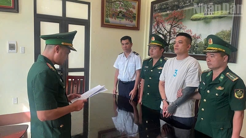 Đối tượng Nguyễn Văn Vinh bị lực lượng chức năng bắt giữ tại Cửa khẩu Quốc tế Lóng Sập, tỉnh Sơn La. Ảnh: ITN