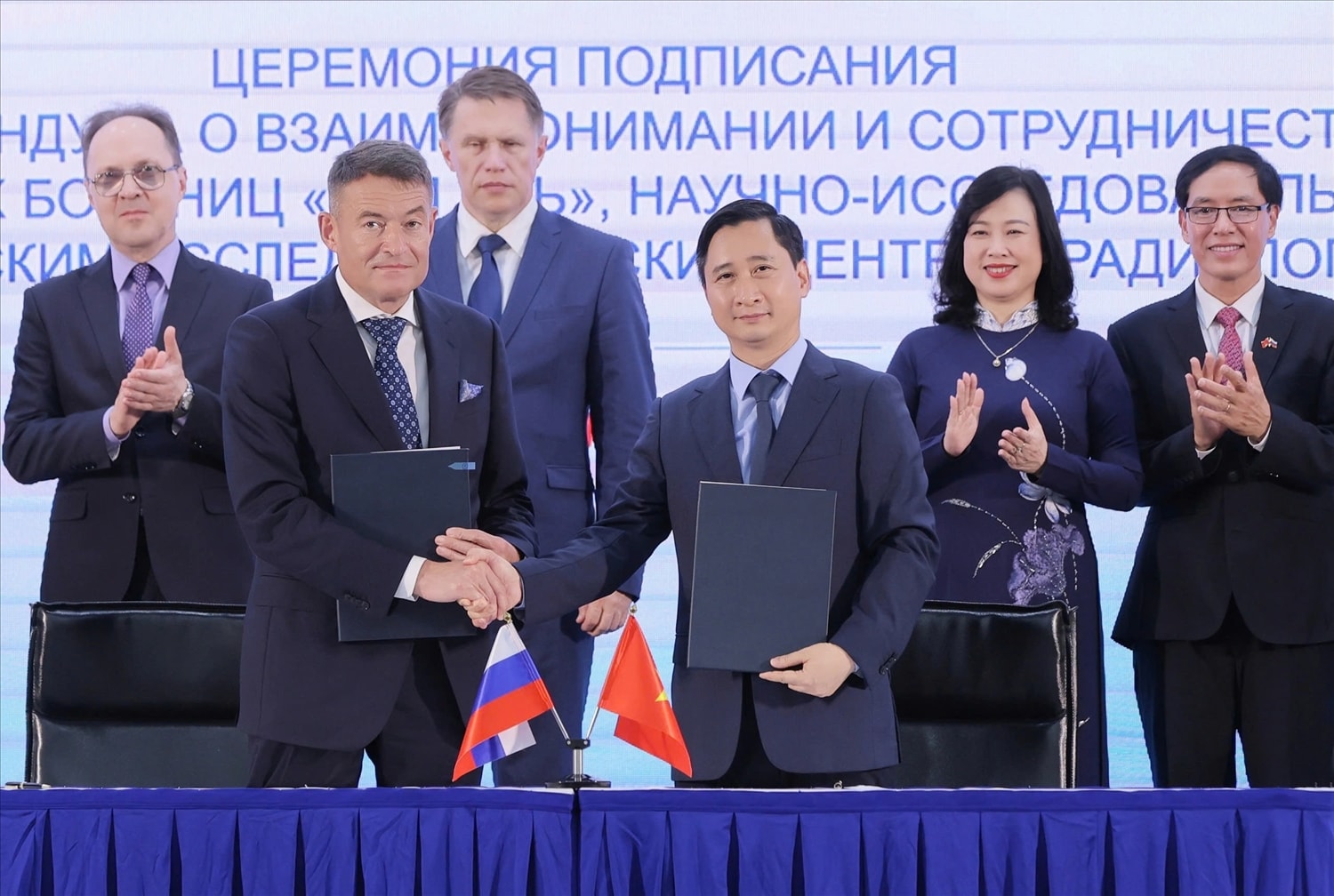 Ông Kaprin Andrey Dmitrievich - Tổng giám đốc Trung tâm Y học Quốc gia về Xạ trị - Viện Hertsen Liên bang Nga trao đổi văn kiện hợp tác với ông Ngô Chí Dũng, Chủ tịch HĐQT Hệ thống BVĐK Tâm Anh và Viện Nghiên cứu Tâm Anh (TAMRI) tại lễ ký kết chiều 12.9  ẢNH: TÂM ANH