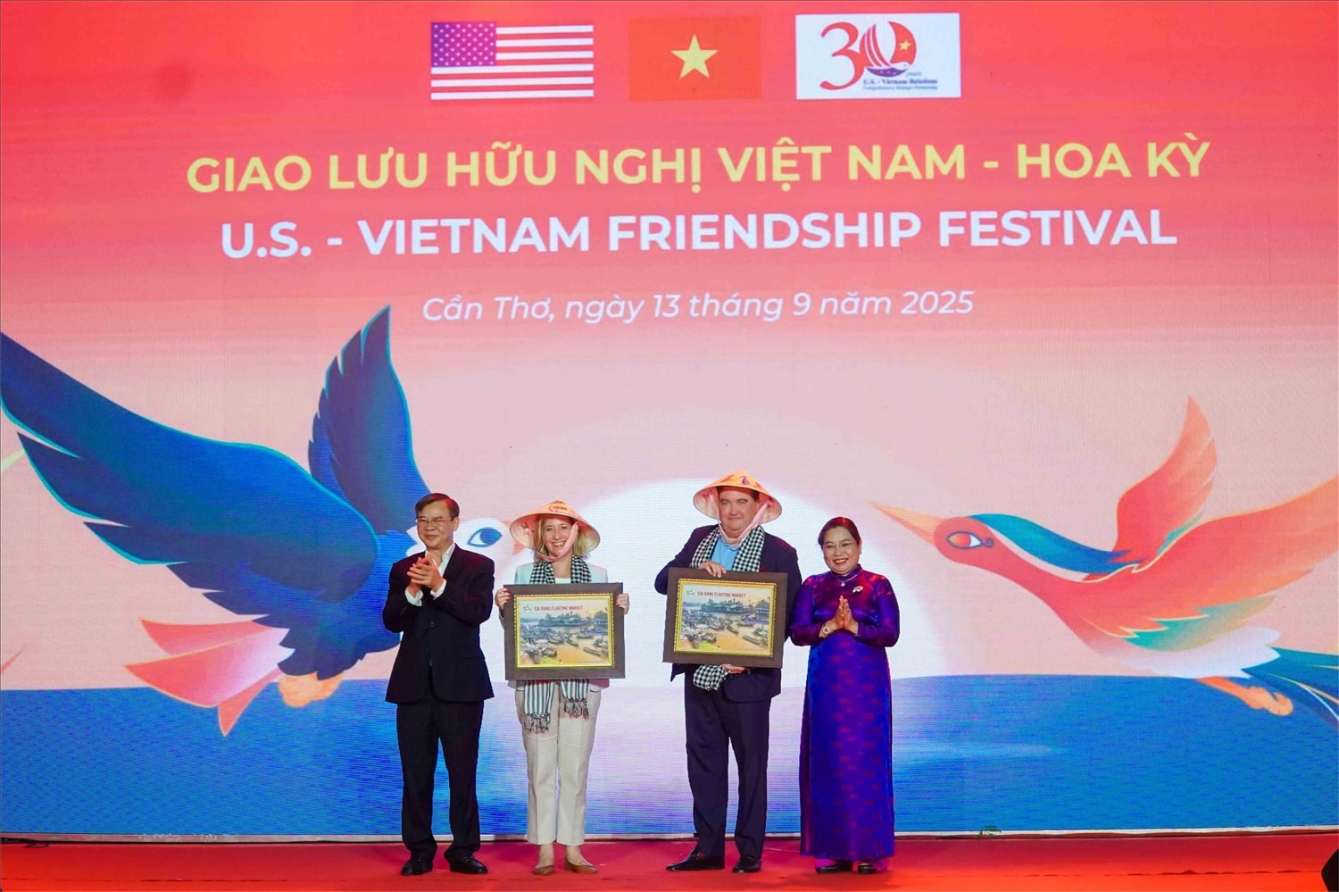 Bà Hồ Thị Cẩm Đào, Phó Bí thư Thành ủy, Chủ tịch UBMTTQVN thành phố và ông Trương Cảnh Tuyên, Phó Bí thư Thành ủy Cần Thơ trao quà lưu niệm tới Đại sứ Hoa Kỳ tại Việt Nam Marc E. Knapper và Tổng Lãnh sự Hoa Kỳ tại TP. Hồ Chí Minh Melissa A. Brown