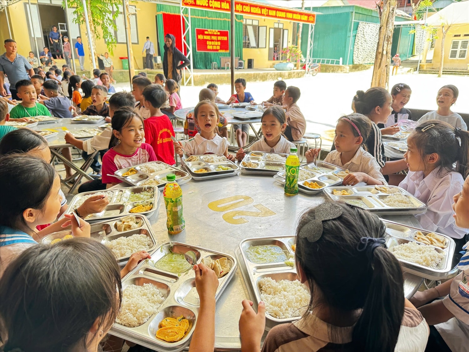 Bữa ăn đầu tiên của học sinh Trường  Phổ thông DTBT Tiểu học  Lượng Minh trước thềm năm học mới 2025-2026 - Ảnh: Thanh Hải