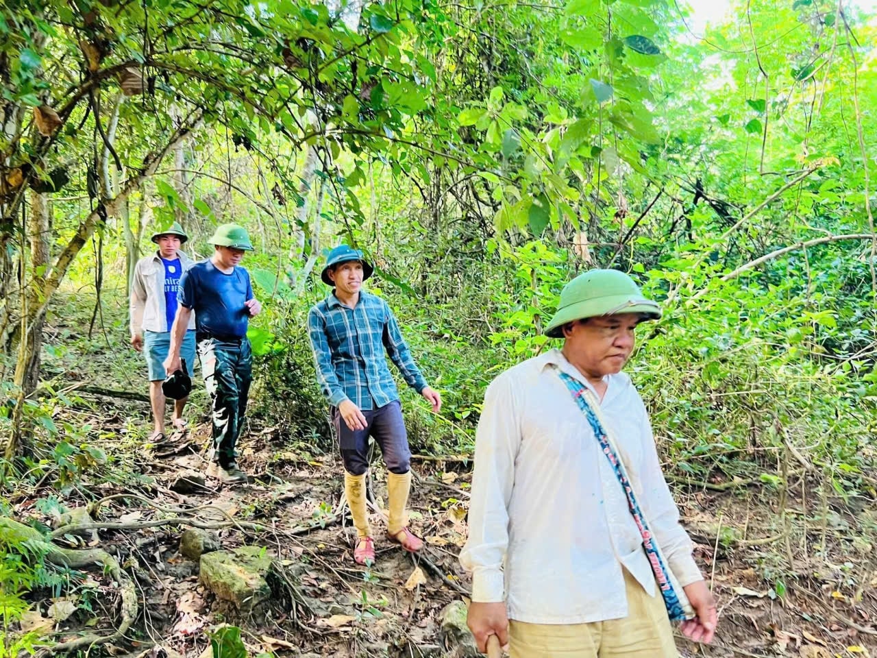 Chính quyền xã Lượng Minh khảo sát mở đường bộ đến Trường  Phổ thông DTBT Tiểu học lại đóng tại bản Minh Tiến để giảm tải cho chuyến đò ngang sông Nậm Nơn - Ảnh: Thanh Hải