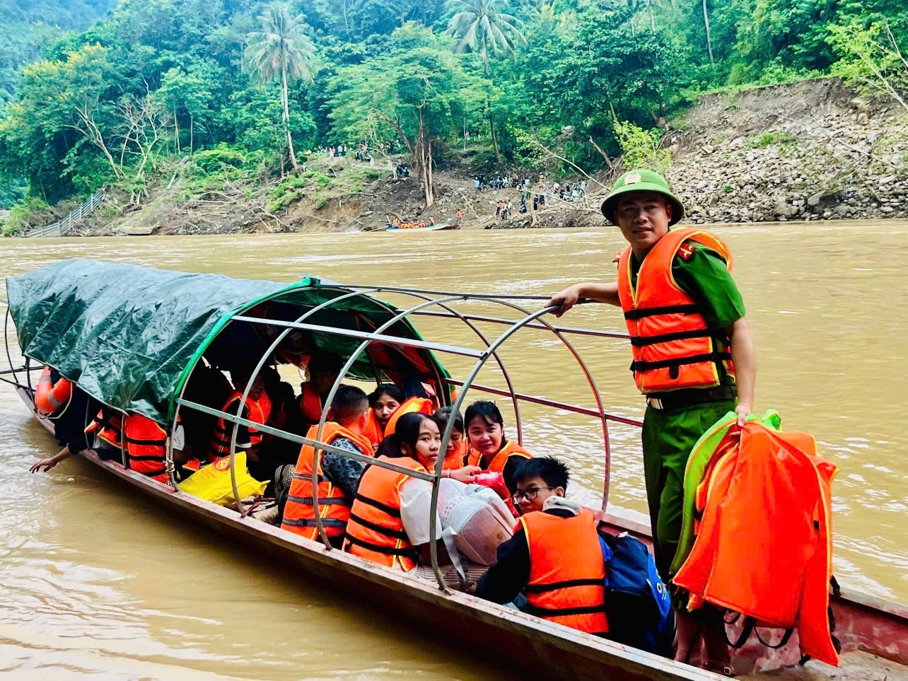 Chòng chành con chữ trên dòng Nậm Nơn 