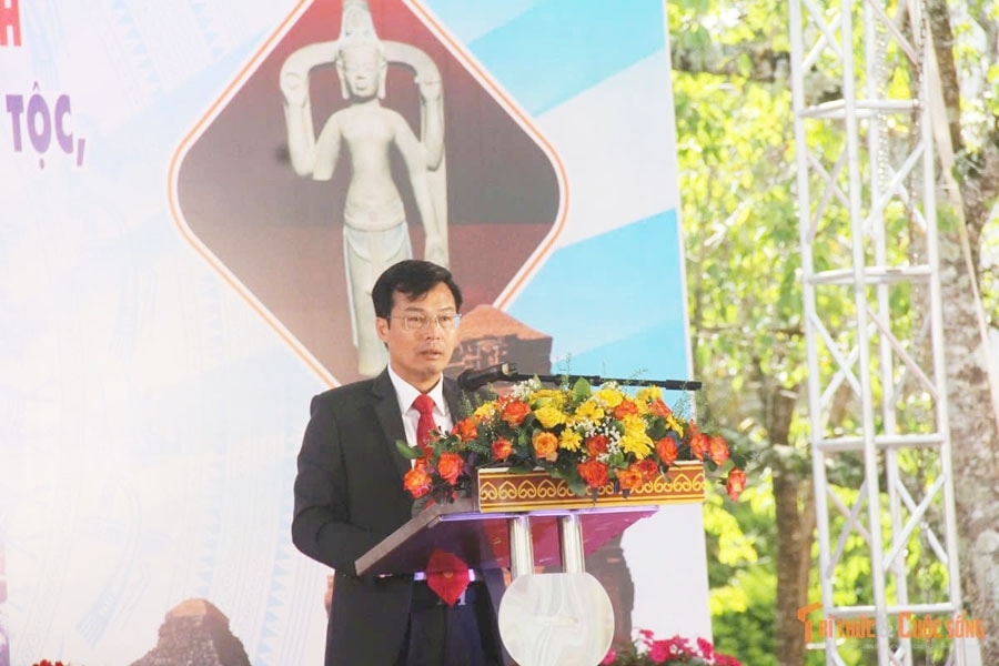 Phó Chủ tịch UBND tỉnh Lâm Đồng Đinh Văn Tuấn phát biểu tại buổi lễ. (Ảnh: Tri thức & Cuộc sống) Phó Chủ tịch UBND tỉnh Lâm Đồng Đinh Văn Tuấn phát biểu tại buổi lễ. (Ảnh: Tri thức & Cuộc sống)