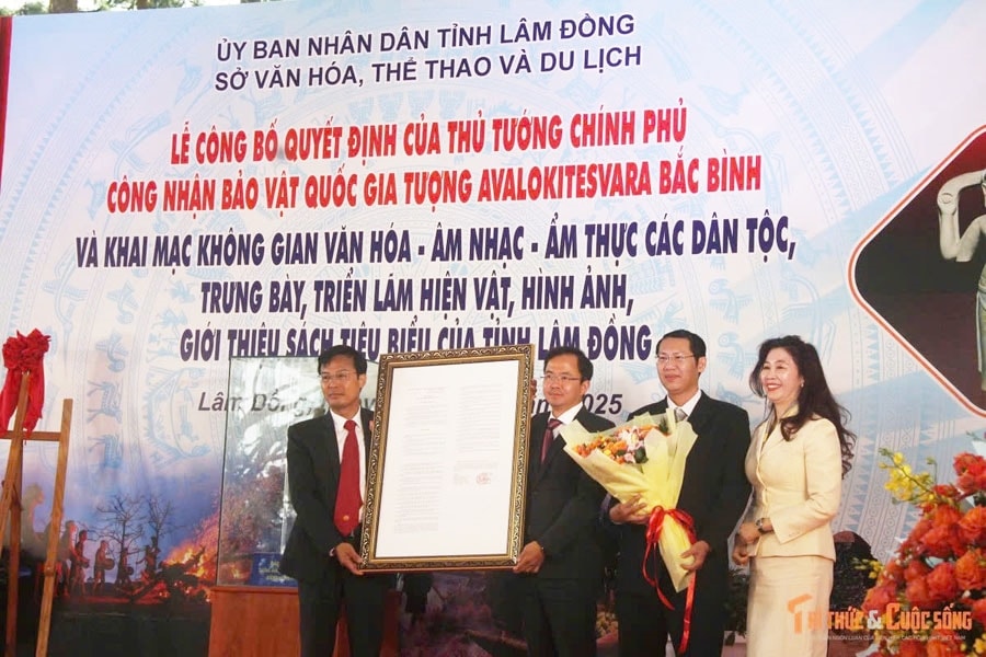 Lãnh đạo tỉnh và Bảo tàng Lâm Đồng đón nhận Quyết định của Thủ tướng Chính phủ, công nhận Bảo vật Quốc gia Tượng Avalokitesvara Bắc Bình. (Ảnh: Tri thức & Cuộc sống) Lãnh đạo tỉnh và Bảo tàng Lâm Đồng đón nhận Quyết định của Thủ tướng Chính phủ, công nhận Bảo vật Quốc gia Tượng Avalokitesvara Bắc Bình. (Ảnh: Tri thức & Cuộc sống)
