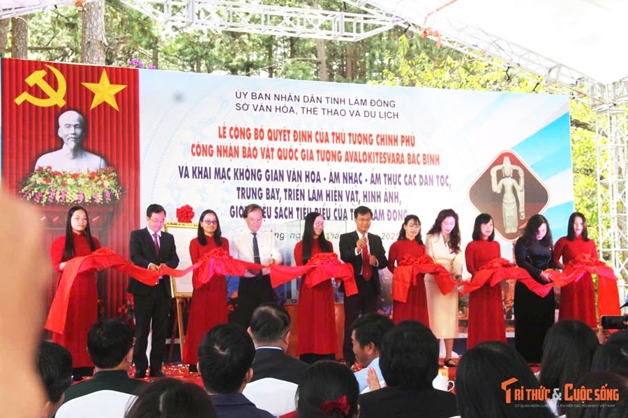 Đại biểu cắt băng khai mạc không gian trưng bày, triển lãm chuyên đề tại Bảo tàng Lâm Đồng. (Ảnh: Tri thức & Cuộc sống) Đại biểu cắt băng khai mạc không gian trưng bày, triển lãm chuyên đề tại Bảo tàng Lâm Đồng. (Ảnh: Tri thức & Cuộc sống)