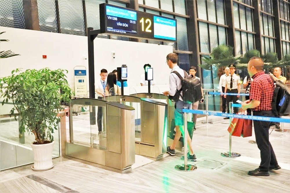 Khu vực kiểm tra an ninh tại Nhà ga T3, sân bay Tân Sơn Nhất bố trí các thiết bị nhận diện khuôn mặt kết hợp quét thẻ CCCD để qua cửa tự động. (Ảnh: Hà An)