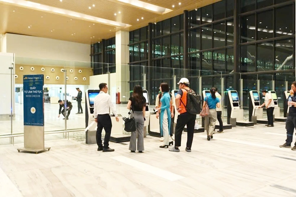 Quầy làm tự làm thủ tục trực tuyến cho khách đi máy bay tại Nhà ga T3. (Ảnh: Hà An)