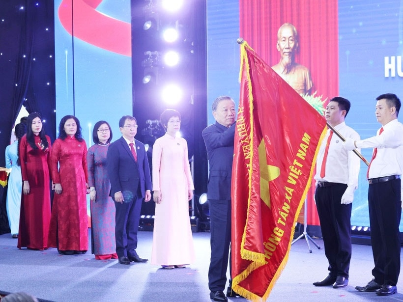 Tổng Bí thư Tô Lâm gắn Huân chương Hồ Chí Minh lên lá cờ truyền thống Thông tấn xã Việt Nam. (Ảnh: Lâm Khánh - TTXVN) Tổng Bí thư Tô Lâm gắn Huân chương Hồ Chí Minh lên lá cờ truyền thống Thông tấn xã Việt Nam. (Ảnh: Lâm Khánh - TTXVN)
