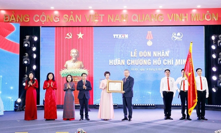 Tổng Bí thư Tô Lâm trao Huân chương Hồ Chí Minh lần thứ ba cho TTXVN. (Ảnh: Doãn Tấn/TTXVN) Tổng Bí thư Tô Lâm trao Huân chương Hồ Chí Minh lần thứ ba cho TTXVN. (Ảnh: Doãn Tấn/TTXVN)