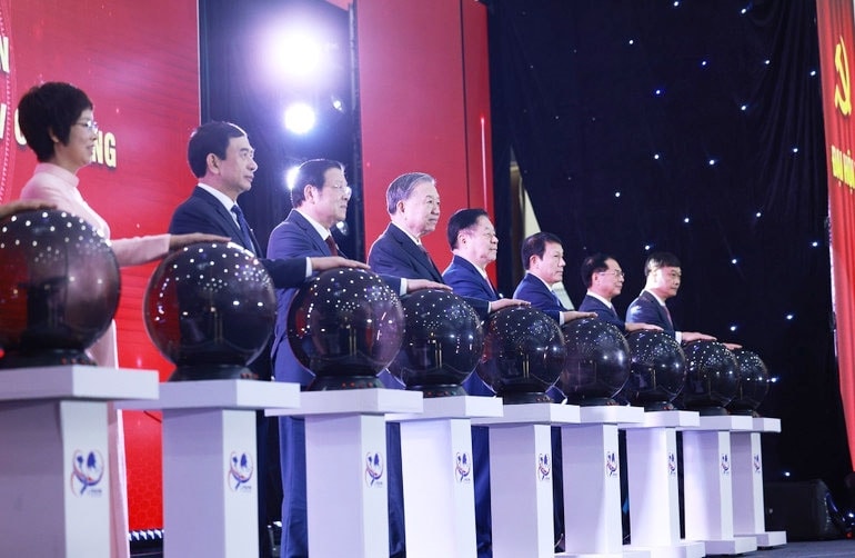 Tổng Bí thư Tô Lâm và các đại biểu thực hiện nghi thức khai trương trang thông tin Đại hội đại biểu toàn quốc lần thứ XIV của Đảng. (Ảnh: Thống Nhất/ TTXVN) Tổng Bí thư Tô Lâm và các đại biểu thực hiện nghi thức khai trương trang thông tin Đại hội đại biểu toàn quốc lần thứ XIV của Đảng. (Ảnh: Thống Nhất/ TTXVN)