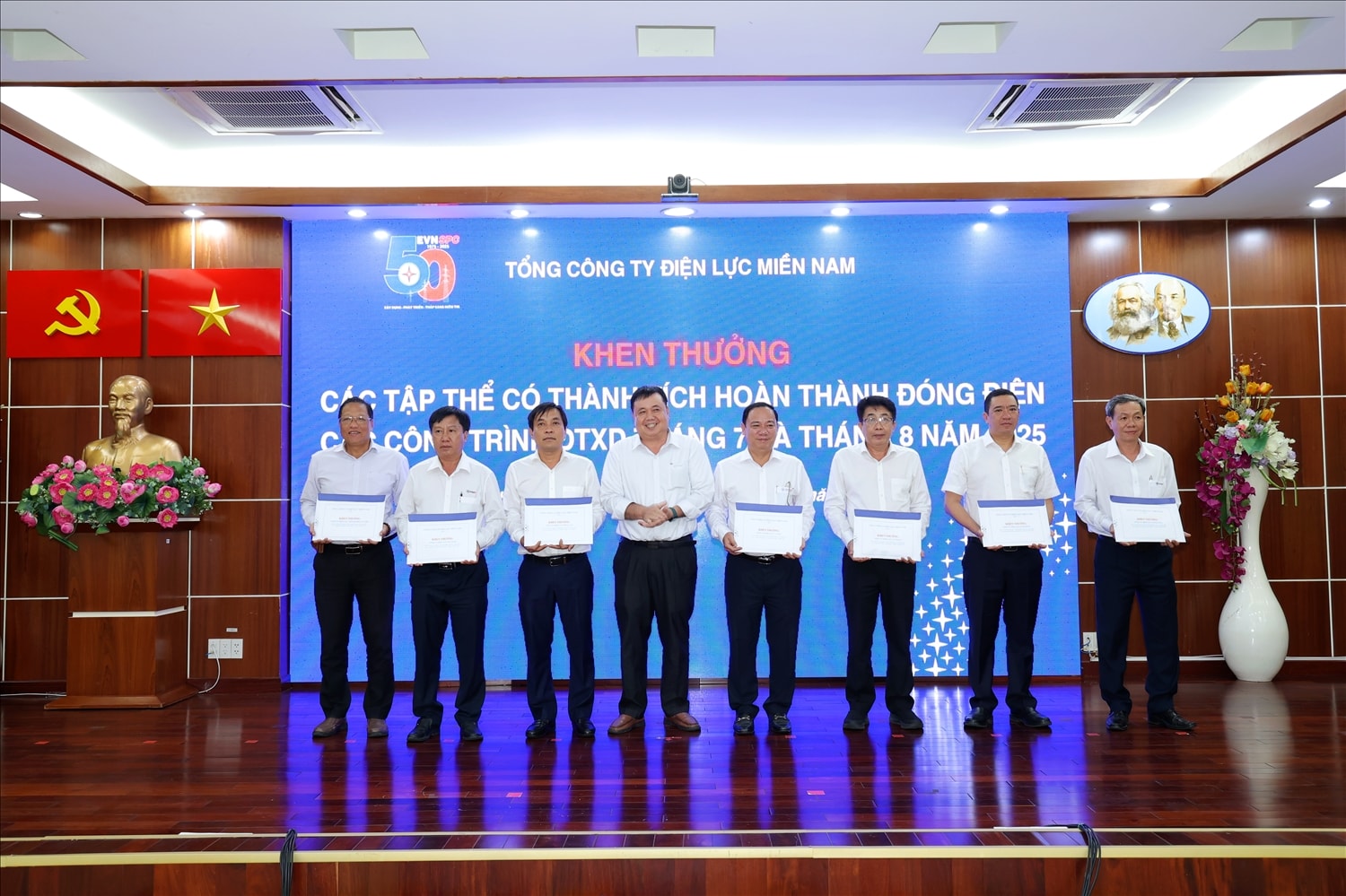 Ông Đoàn Đức Hưng, Phó Tổng Giám đốc EVNSPC  khen thưởng các tập thể có thành tích hoàn thành đóng điện các công trình đầu tư xây dựng tháng 7 và tháng 8/2025