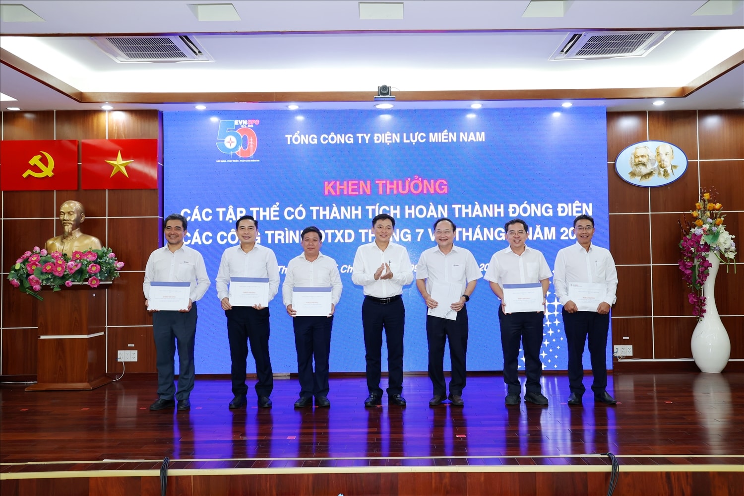 Phó Tổng Giám đốc EVNSPC -  Đào Hoà Bình khen thưởng các tập thể có thành tích hoàn thành đóng điện các công trình đầu tư xây dựng tháng 7 và tháng 8/2025