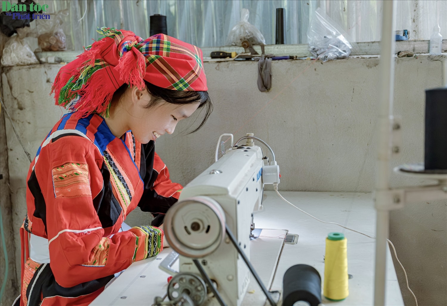 Thông qua từng đường kim, mũi chỉ, các chị, các mẹ mong muốn truyền lại tình yêu với nghề, khơi dậy niềm tự hào dân tộc và trao cho thế hệ trẻ cơ hội tạo sinh kế từ chính nghề truyền thống của cha ông.