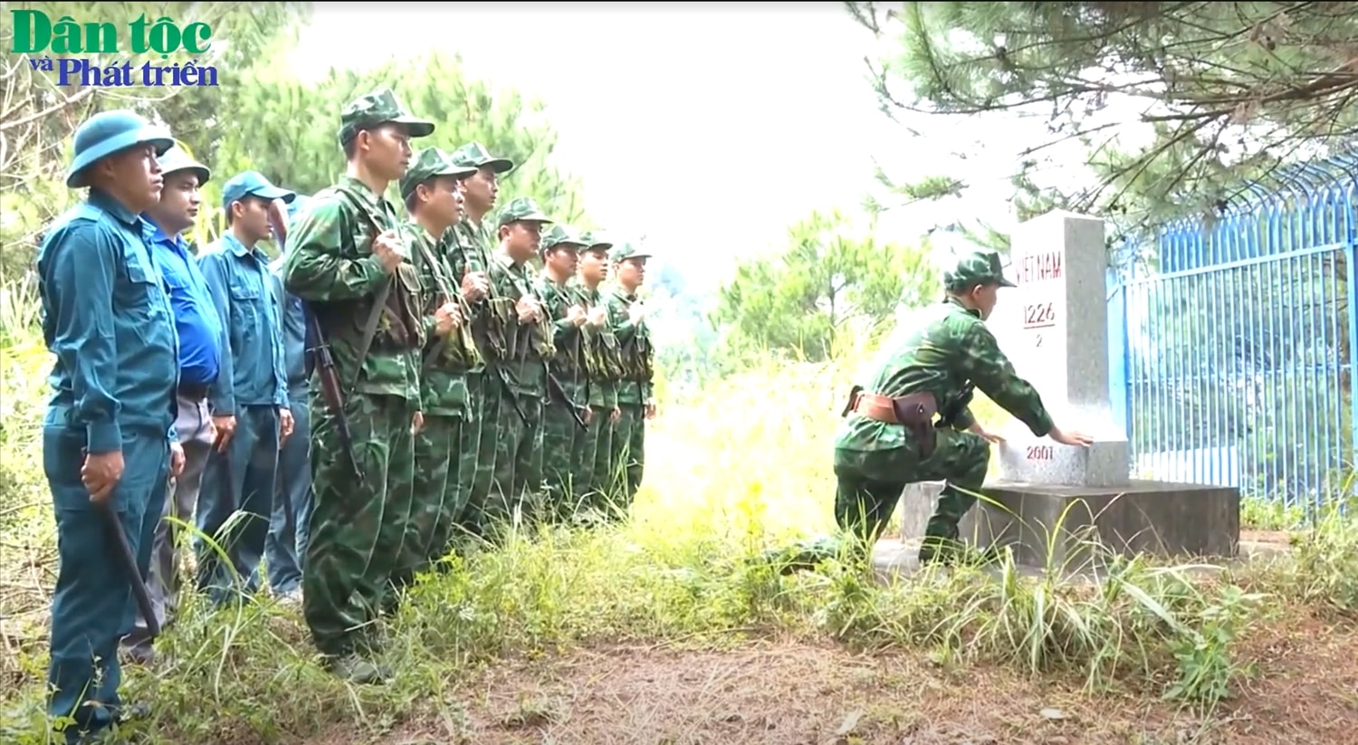 Cán bộ chiến sĩ Đồn Biên phòng cửa khẩu Chi Ma phối hợp với dân quân kiểm tra đường biên mốc giới