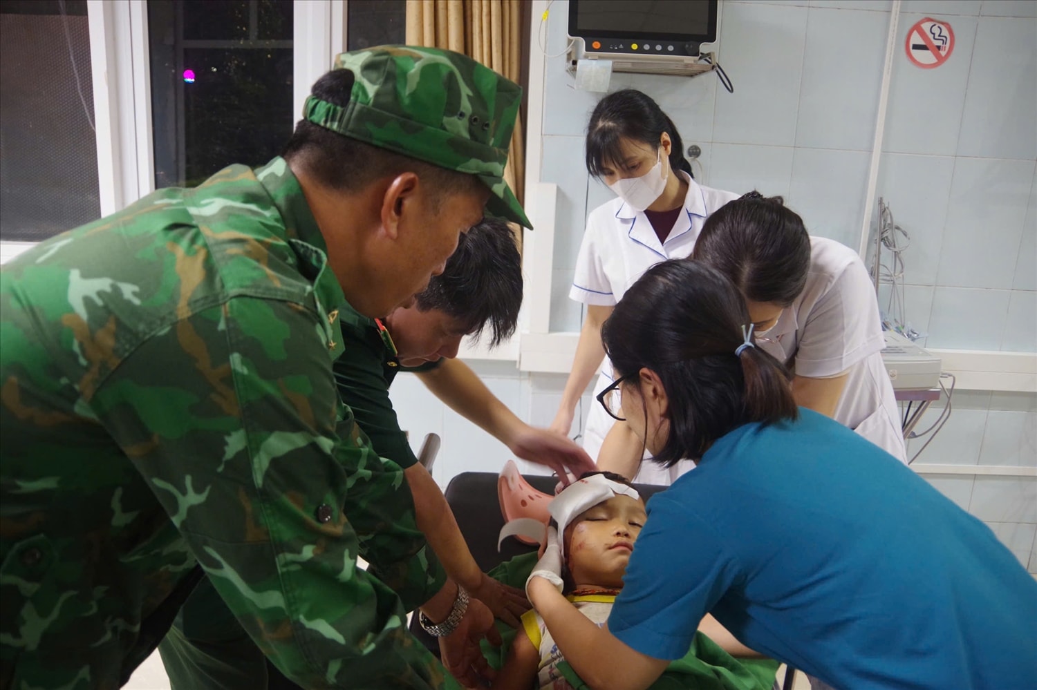 Bộ đội biên phòng Lai Châu đã kịp thời đưa  cháu bé dân tộc Dao Phàn Đức Minh bị ngã xuống cầu chấn thương nặng ở vùng đầu đi cấp cứu