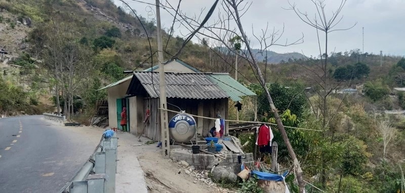 Nguy cơ sạt lở rất cao với các hộ đồng bào dân tộc Mông ở bản Xa Lung, xã Mường Lý.(ảnh Tăng Thúy)