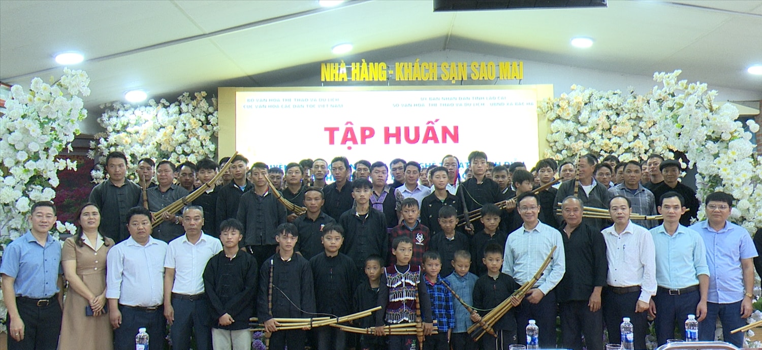 Tập huấn truyền dạy điệu múa khèn Mông trên Cao nguyên trắng 