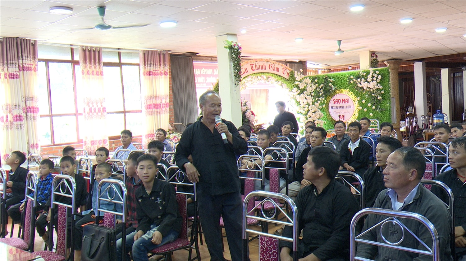 Nghệ nhân Lý Seo Phỏng trực tiếp hướng dẫn kỹ thuật về điệu múa Khèn (ảnh Trọng Bảo)