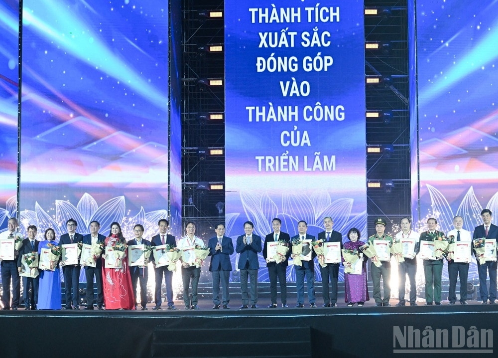 Bộ trưởng Công an Lương Tam Quang trao giải thưởng Bộ trưởng Công an Lương Tam Quang trao giải thưởng