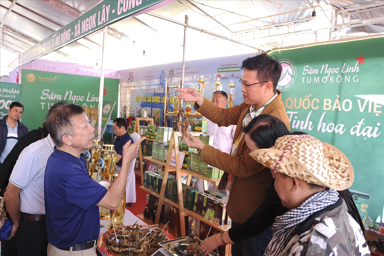 Gian trưng bày giới thiệu sản phẩm sâm Ngọc Linh của địa phương tại Hội chợ thương mại cho khách hàng khắp nơi đổ về mua bán, chiêm ngưỡng. 