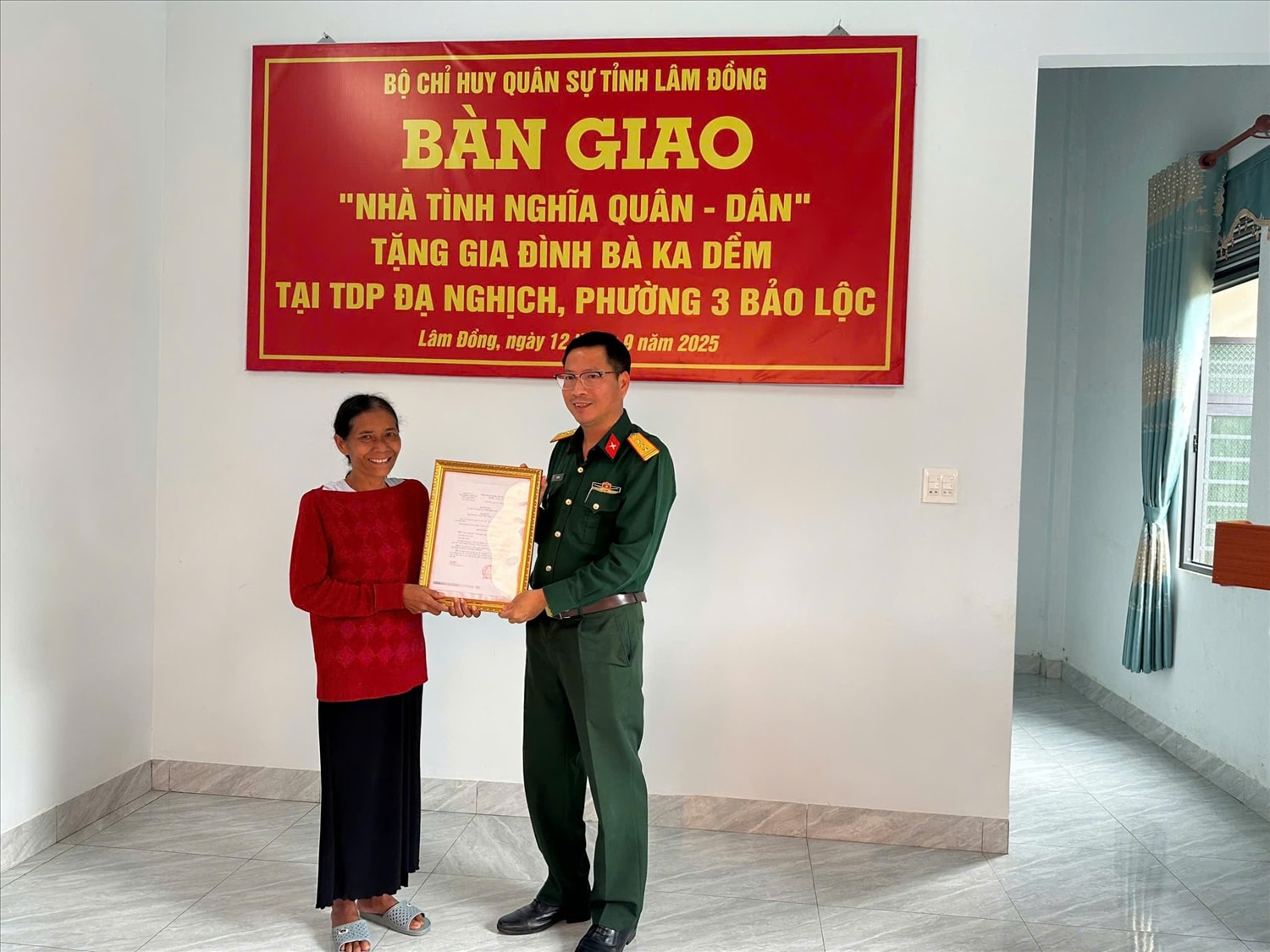 Thượng tá Bùi Quốc, Chính ủy Ban Chỉ huy Phòng thủ Khu vực 3 - Bảo Lâm trao quyết định tặng Nhà tình nghĩa quân - dân cho bà Ka Dềm.