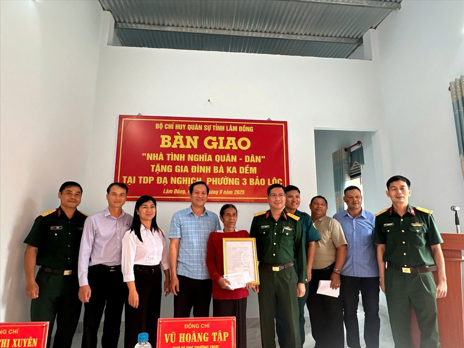 Lãnh đạo Ban Chỉ huy Phòng thủ Khu vực 3 - Bảo Lâm cùng đại diện cấp uỷ đảng, chính quyền phường 3 Bảo Lộc, tỉnh Lâm Đồng chụp hình lưu niệm với bà Ka Dềm
