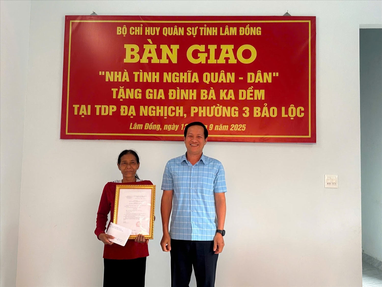 Đồng chí Vũ Hoàng Tập, Phó Bí thư thường trực Đảng uỷ phường 3 Bảo Lộc trao phần quà của địa phương cho bà Ka Dềm.