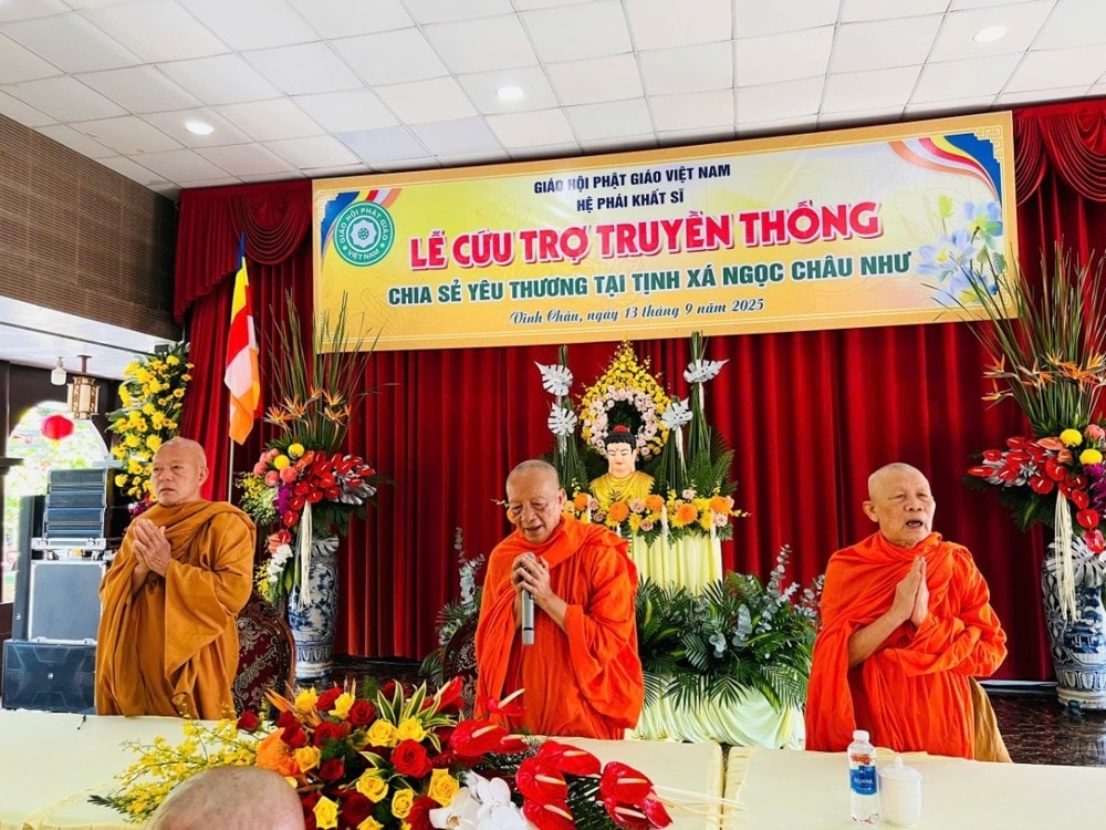 Trưởng lão Hoà thượng Tăng Nô ( Ngài đứng giữa), Phó Pháp chủ Hội đồng chứng minh, Chứng minh Ban trị sự Giáo hội Phật giáo Việt Nam TP. Cần Thơ  quang lâm 