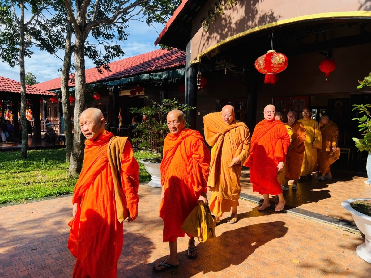 Các vị Hoà thượng , Thượng toạ đến quang lâm, chứng minh tại buổi lễ 