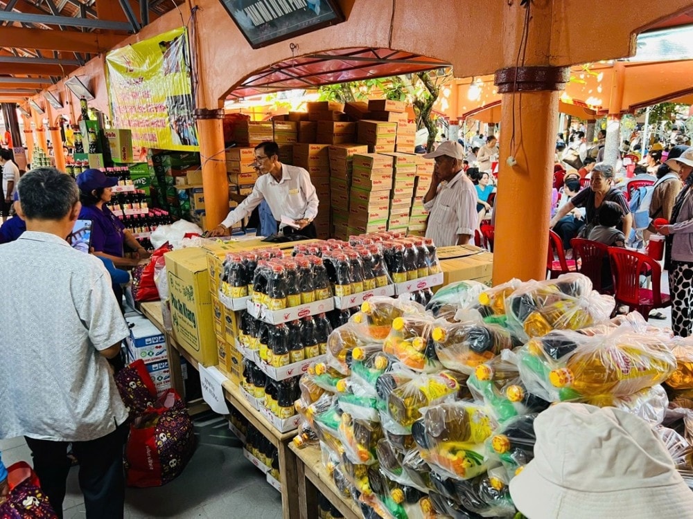 Những phần quà là nhu yếu phẩm được chuẩn bị chu đáo tại Tịnh xá Ngọc Châu Như ( P. Vĩnh Châu, TP. Cần Thơ )