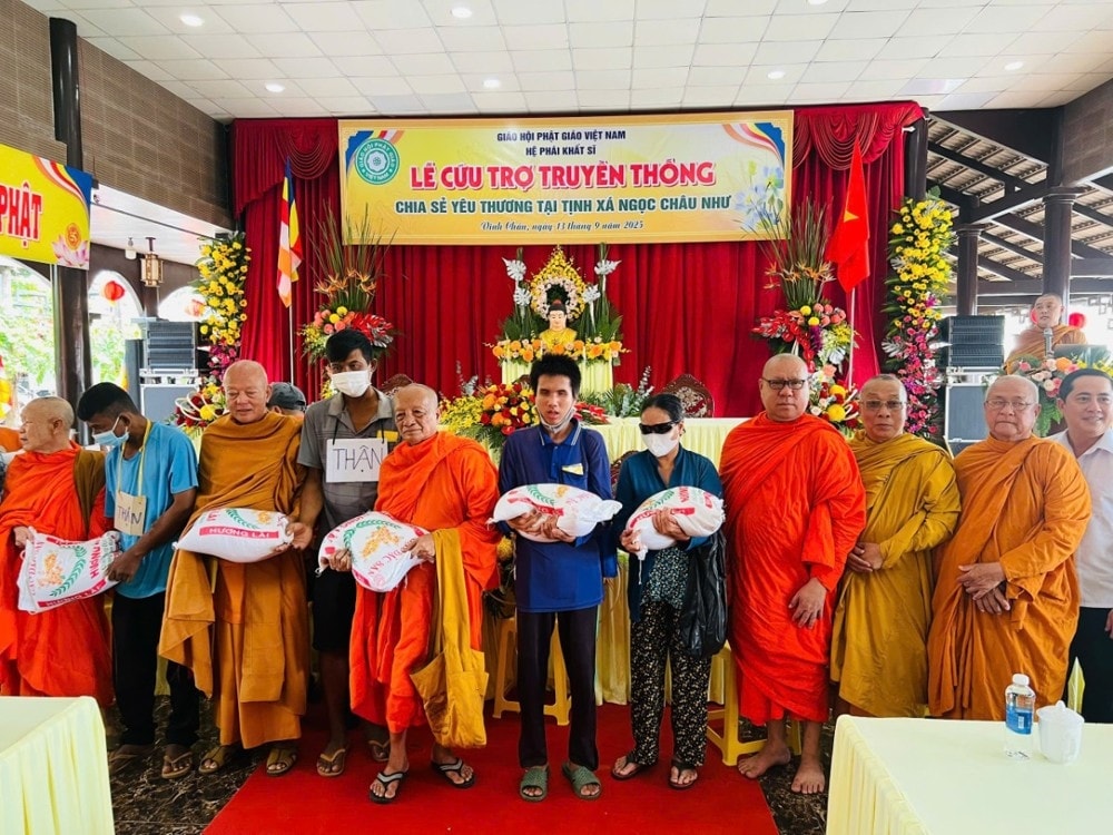 Các Vị Hoà thượng , thượng toạ  trao quà đến các người khuyết tật 