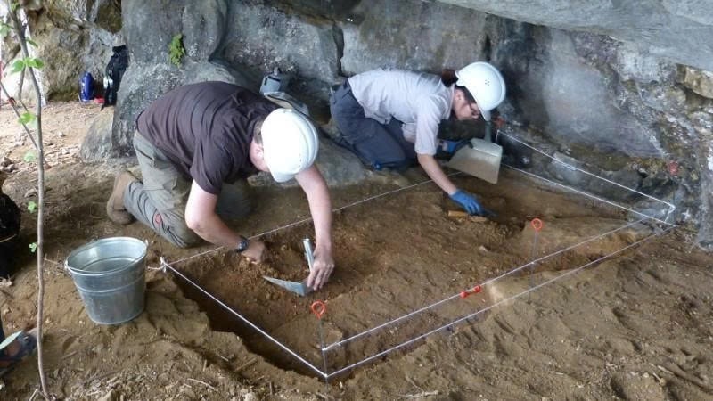 Các nhà khảo cổ học trong nước và quốc tế đang khai quật tại Tràng An, tỉnh Ninh Bình (Ảnh: SỞ DU LỊCH NINH BÌNH)