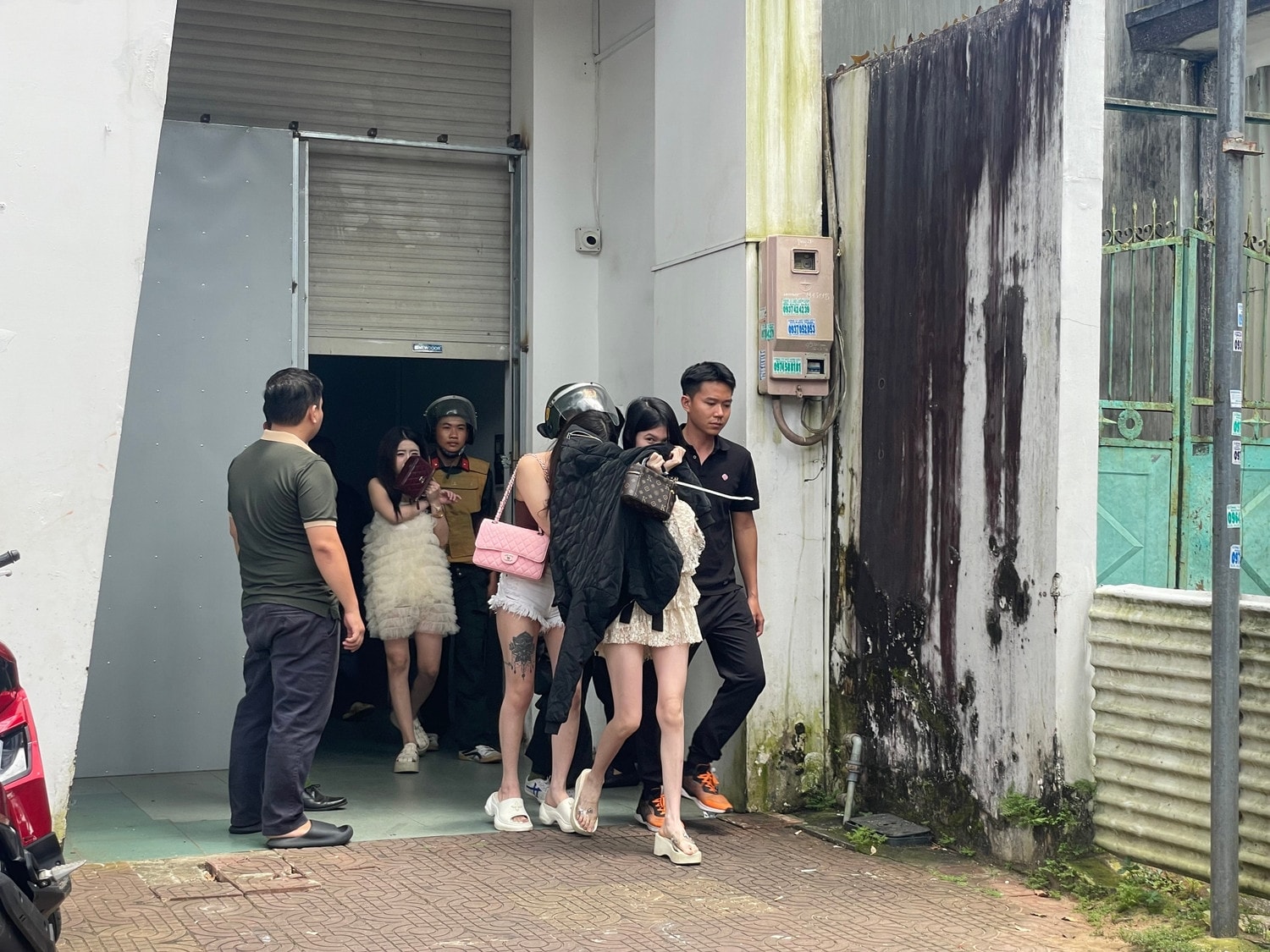Các đối tượng bay lắc được đưa về trụ sở Công an để xử lý. (Ảnh H.N) Các đối tượng bay lắc được đưa về trụ sở Công an để xử lý. (Ảnh H.N)