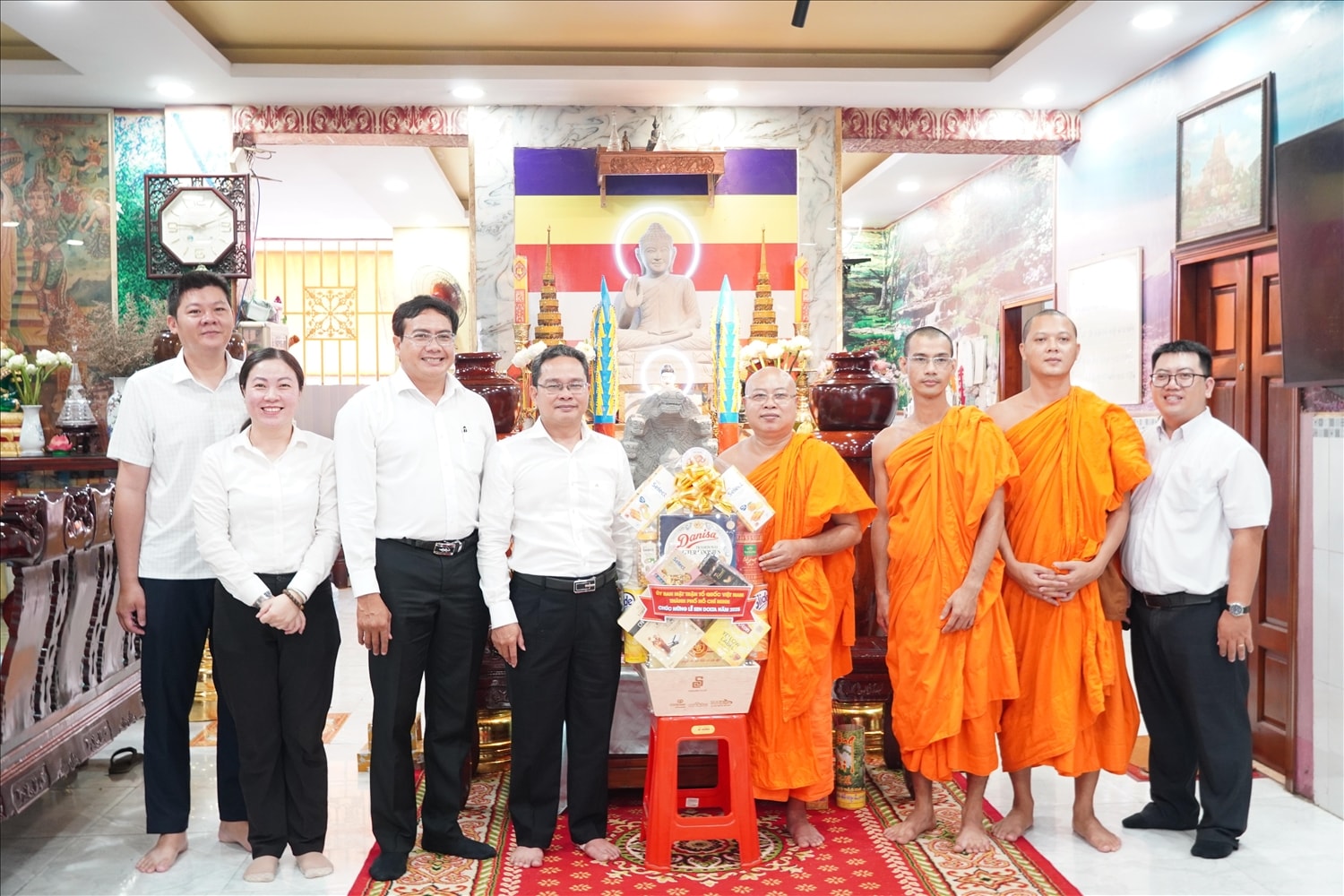 Lãnh đạo TP. Hồ Chí Minh thăm, tặng quà tại chùa Pothiwong