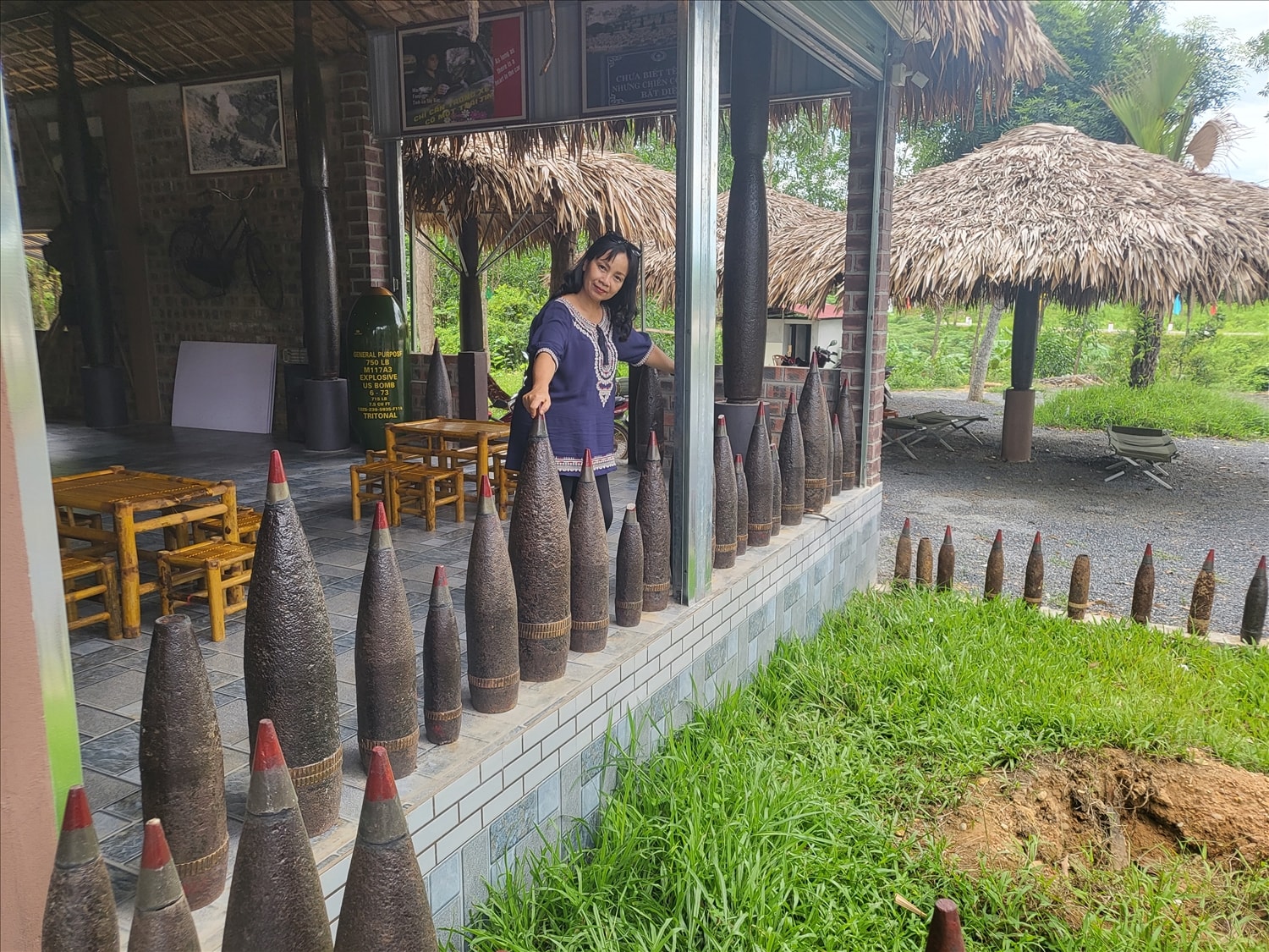 Vỏ bom, đạn, nòng súng được trang trí xung quanh ngôi nhà.