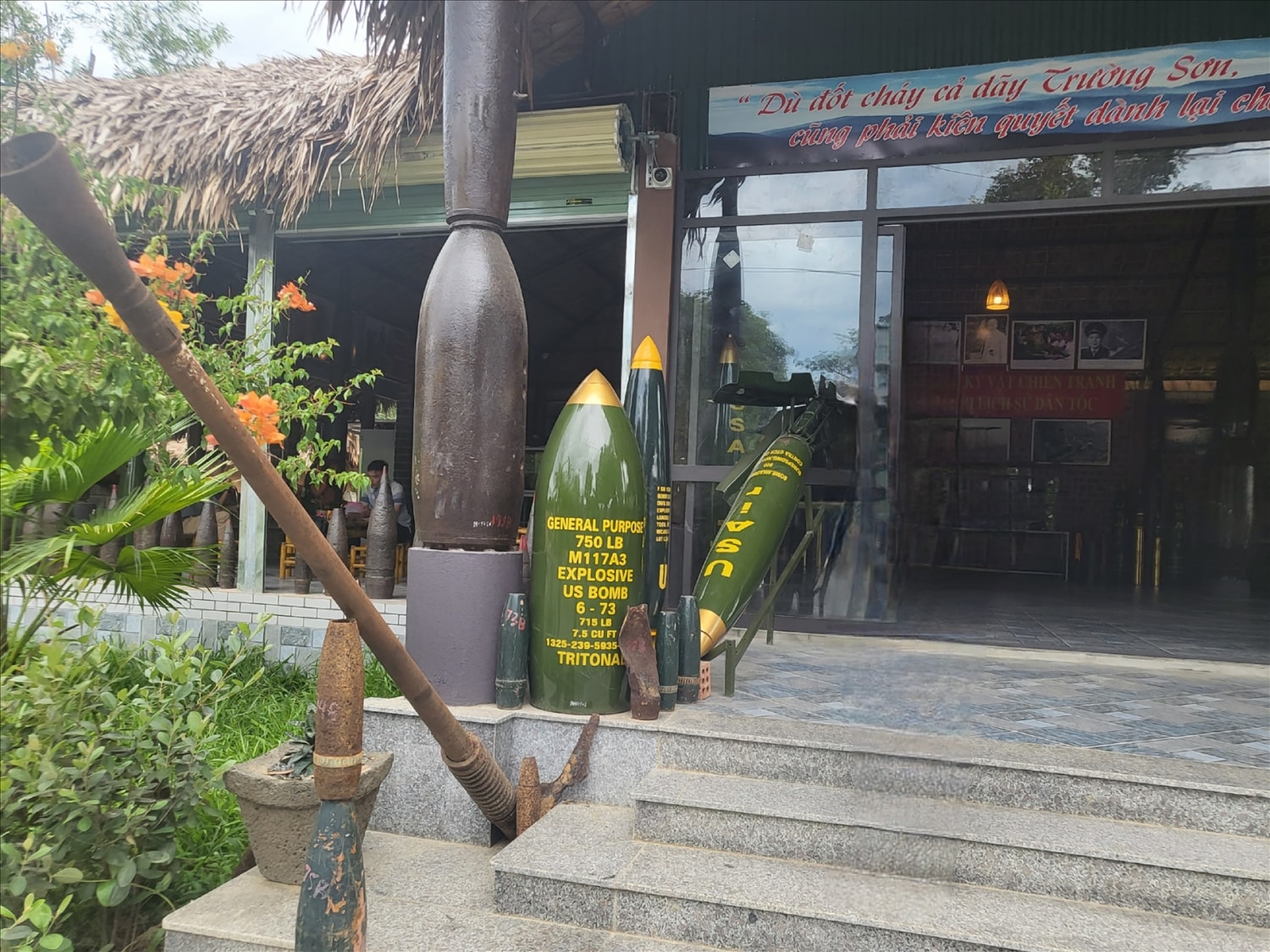 Vỏ bom đạn trang trí trước ngôi nhà